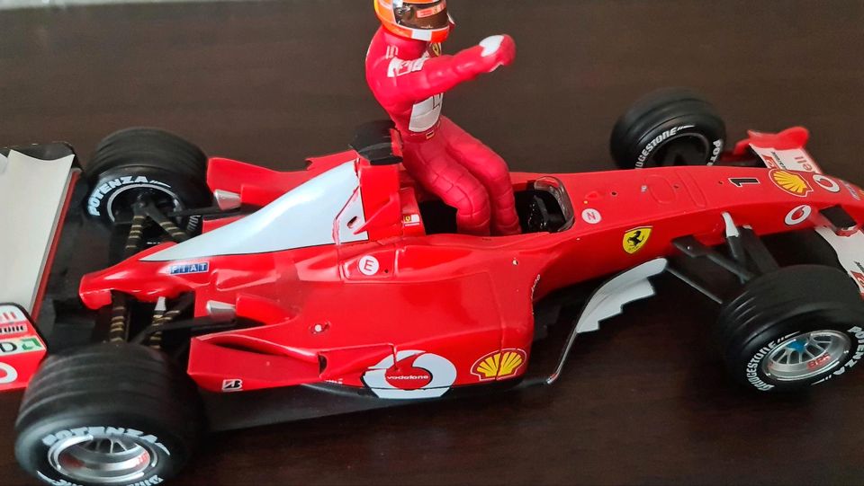 FERRARI F2002 MICHAEL SCHUMACHER,Modellauto 1:18,Rot in Leverkusen