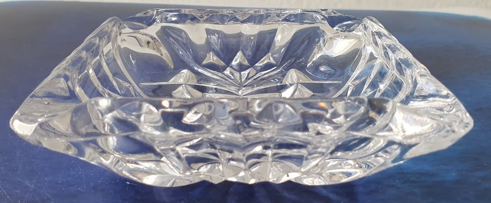 kleiner viereckiger Kristallglas-Aschenbecher, ca.10x10x2,5 cm in Lübeck