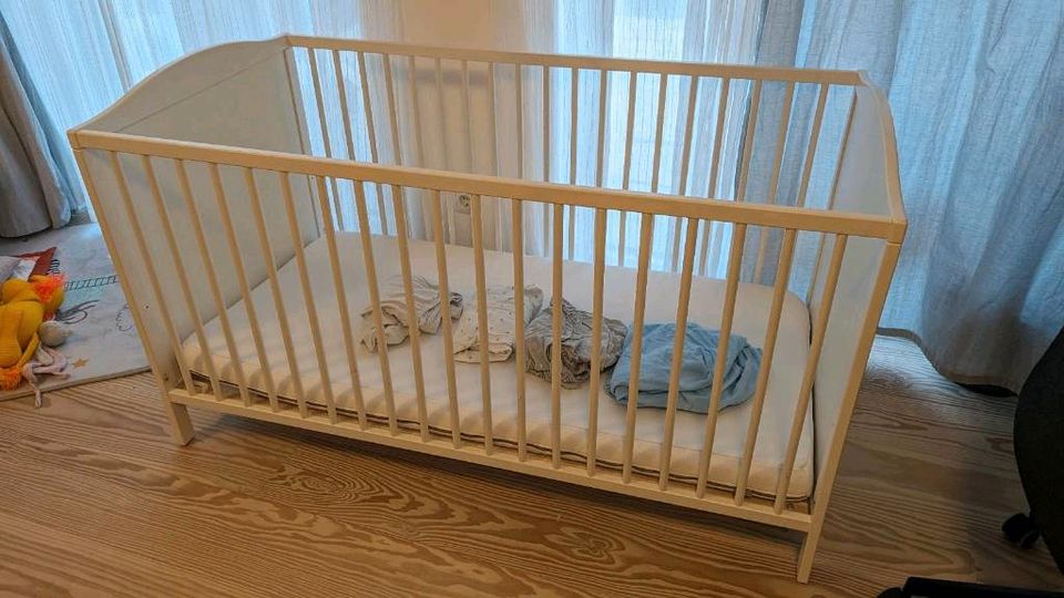 Ikea Kinderbett SMÅGÖRA Babybett, weiß, 70x140 cm inkl. Matratze in Erbendorf