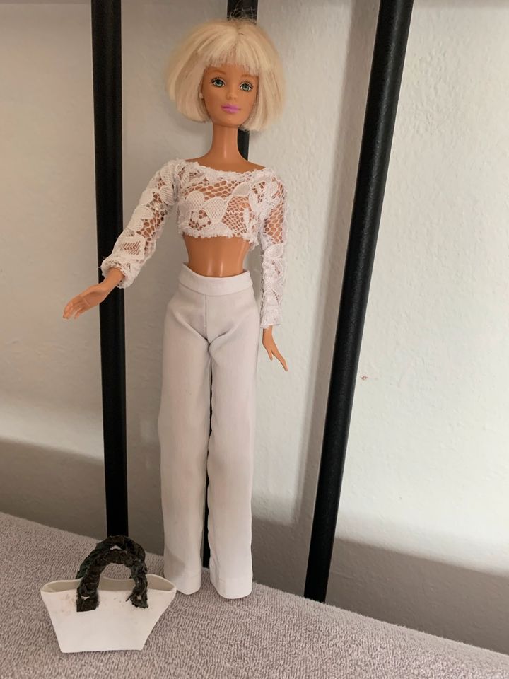 Barbie Kleidung in Roth