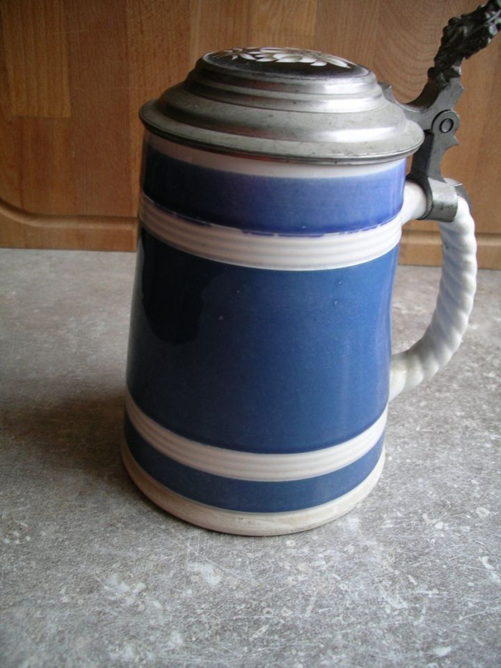 blauer  Bierkrug mit Enzianmedaille Porzellan Zinndeckel in Neusäß