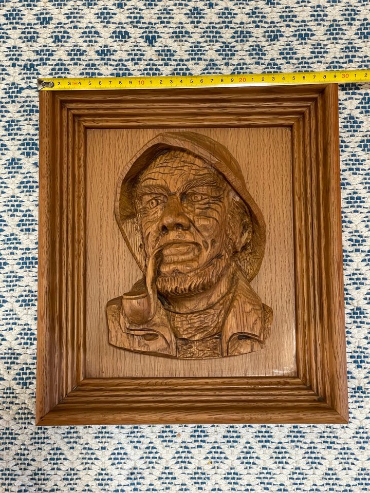 Holzfigur geschnitzt Relief Flachfigur Mann mit Pfeife Bild in Berlin