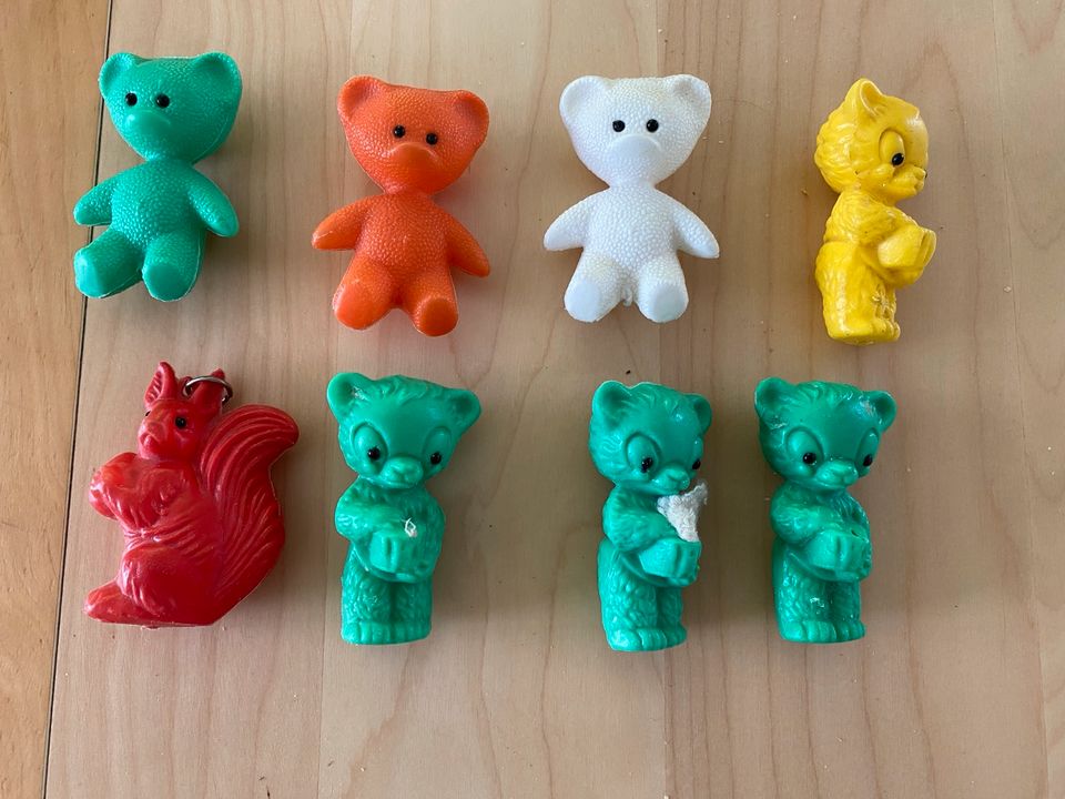 6 DDR-Figuren: Teddy und Eichhörnchen aus Plastik in Ziegelheim