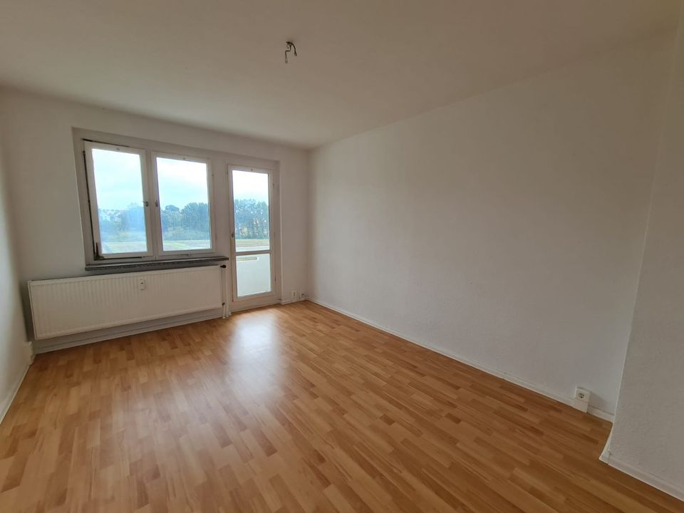 Gut aufgeteilte 3-Raum-Wohnung mit Balkon inkl. EBK in Rehmsdorf zu vermieten! in Elsteraue