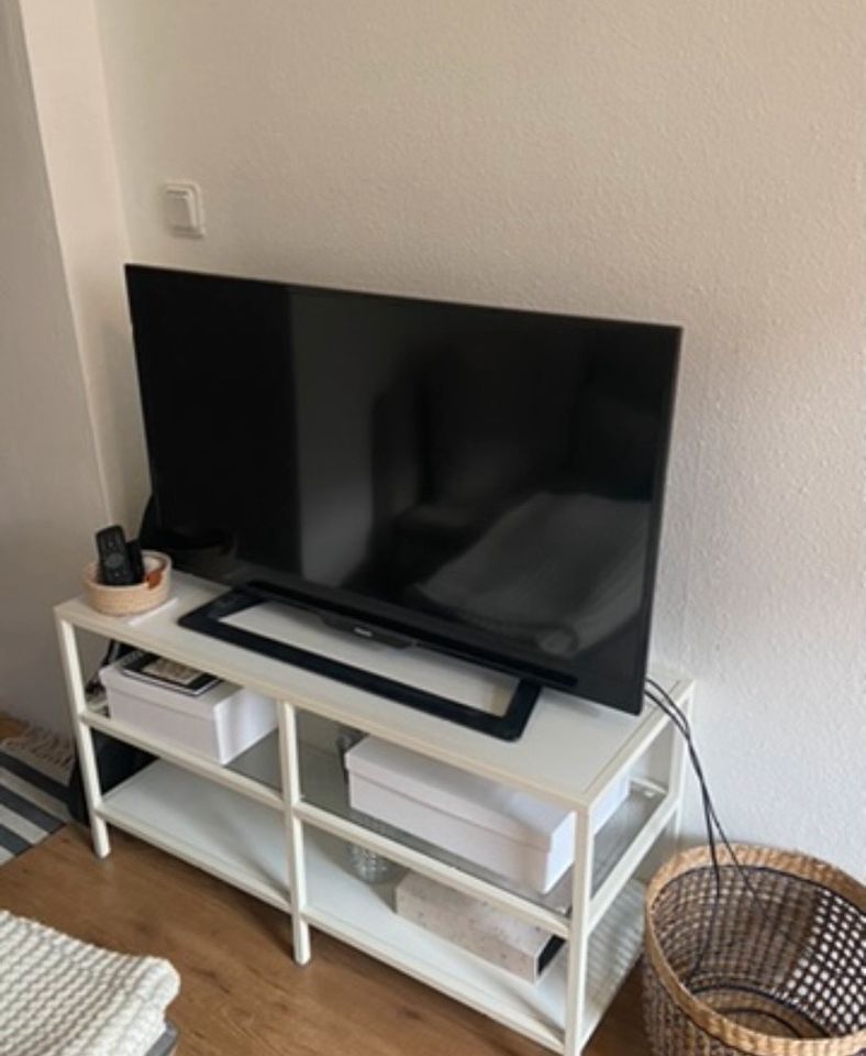 VITTSJÖ TV-Bank IKEA, weiß/Glas, 100x36x53 cm in Bad Nauheim