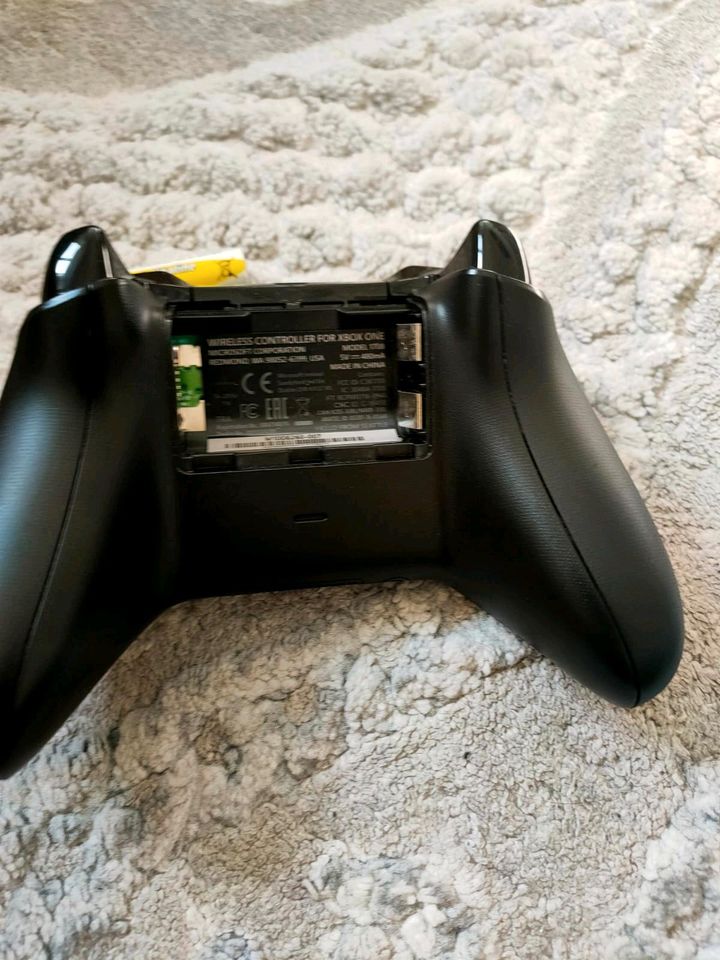 Xbox one set 500gb +2controler und kinetic und microphone in Remscheid