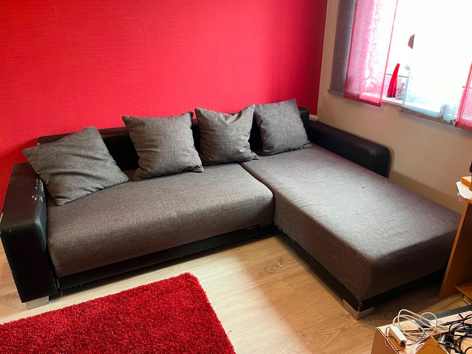 Großes Sofa mit Schlaffunktion in Kirchhain