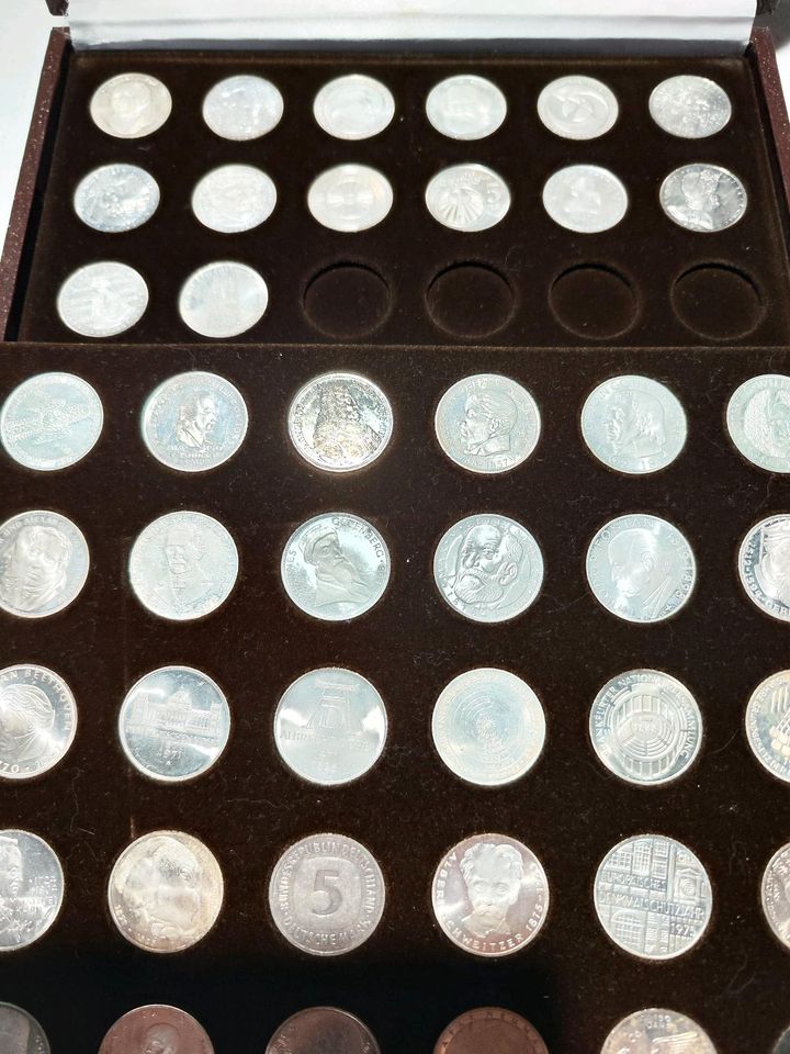 Alle 44 Münzen der 5 DM von Germanisches Museum bis Hahn in Schat in Düren