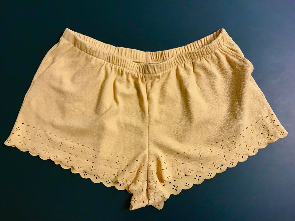 SHORTS kurze Hose, vanille-gelb mit Lochmuster, Gr. 44 in München