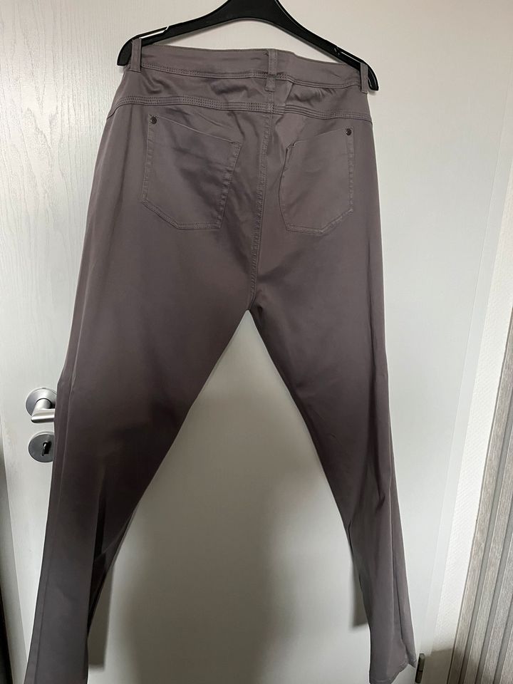 Street One Damen Hose Slim Gr 44 in Detmold