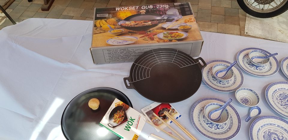 Wok Pfanne Guss 36cm + Service Porzellan Teller Schalen Löffel in Bad Salzdetfurth