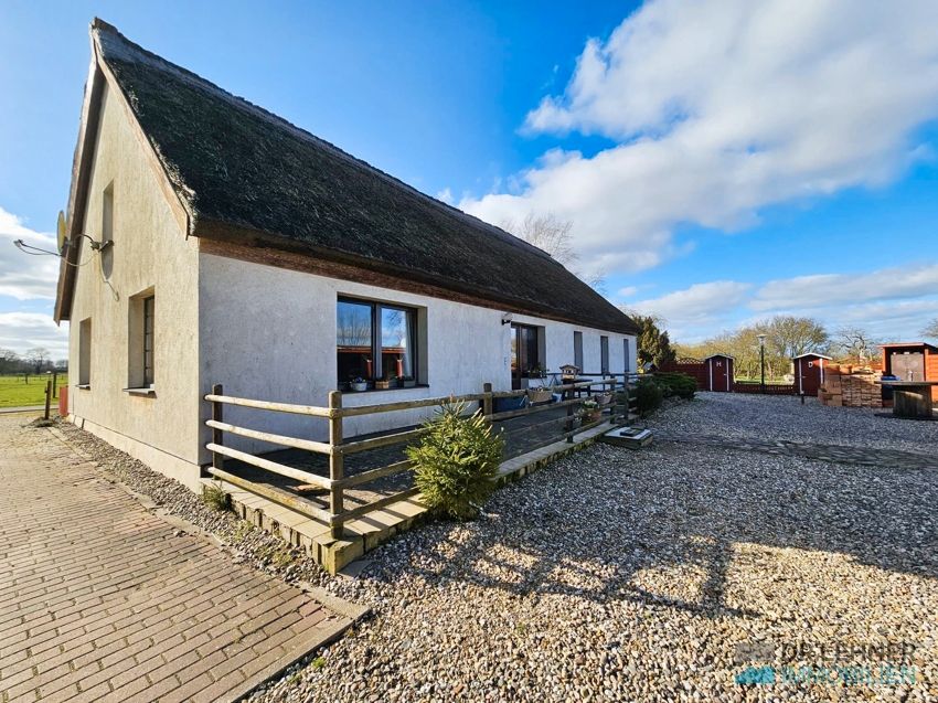 Dr. Lehner Immobilien NB -  Schmuckes Reetdachhaus vor den Toren der Insel Usedom in Ducherow