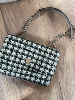 Guess Cessily Handtasche / Boucle schwarz weiß Brandenburg - Neuenhagen Vorschau