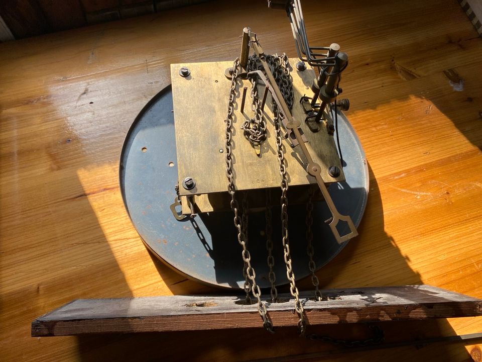 Konvolut alter Uhrwerke Junghans Pendel Gewichte Zifferblätter in Engelthal