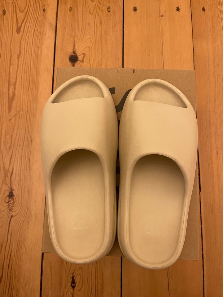 Yeezy Slide bone Originals Adidas US8, Gr 42 in Berlin