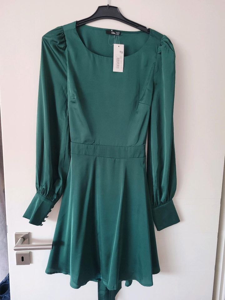 Tfcn Kleid Smaragdgrün Dunkelgrün grün 40 rückenfrei Satin in Weyhe