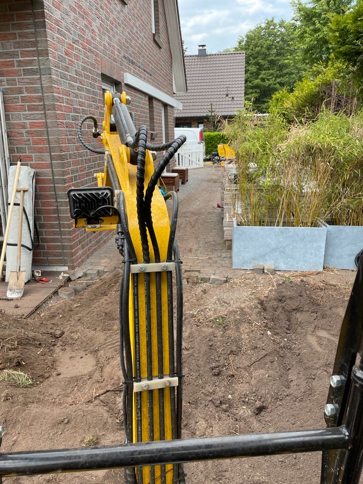 Baggerarbeiten , Fläche Glätten, Mutterboden einbauen in Lübeck