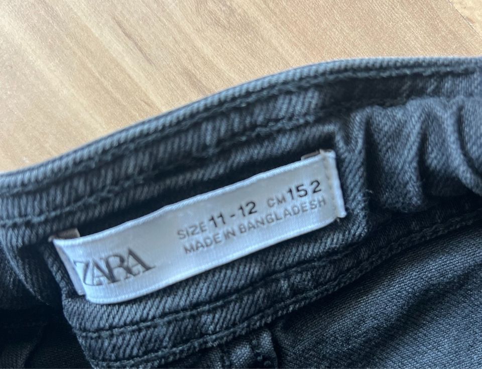 stylische Zara Jeans Gr 146 schwarz verstellbarer Bund in Glinde