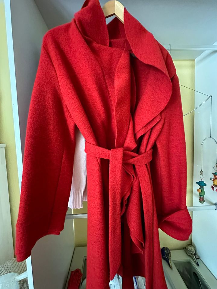 Roter Mantel reine Wolle Bindegürtel Unikat Größe 38/40 in Ravensburg