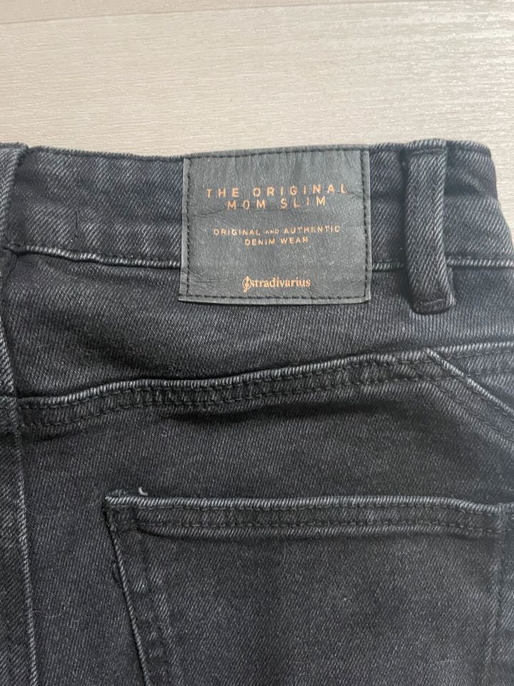 Stradivarius Mom Fit Jeans 36 in Weinstadt