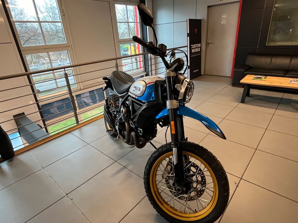 Ducati Scrambler Desert Sled „Sparking Blue“ in Woltersdorf