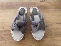 H&M Sandalen Schlappen Knoten Taupe beige 41 neu Kr. München - Haar Vorschau
