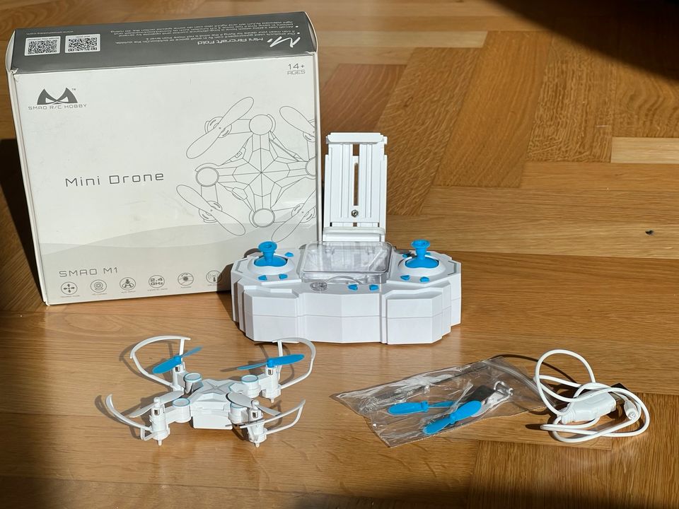 Spielzeug Drohne mit Kamera, Fernsteuerung und Handyhalterung in Dresden