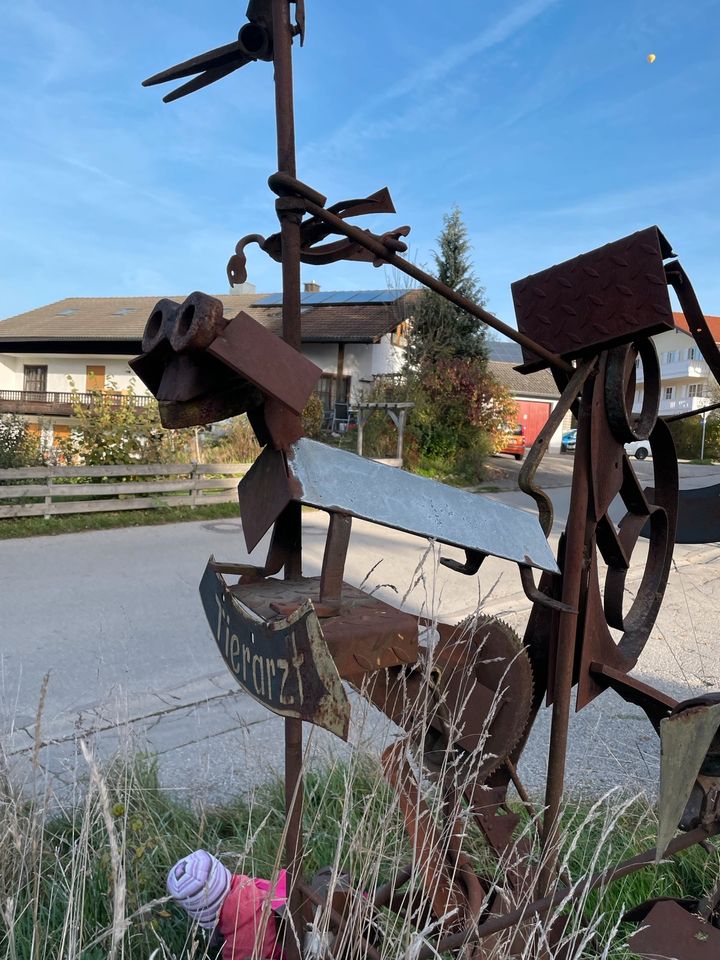 Schrott Skulptur Kunst Tiere Tierarzt Schild in Bad Endorf