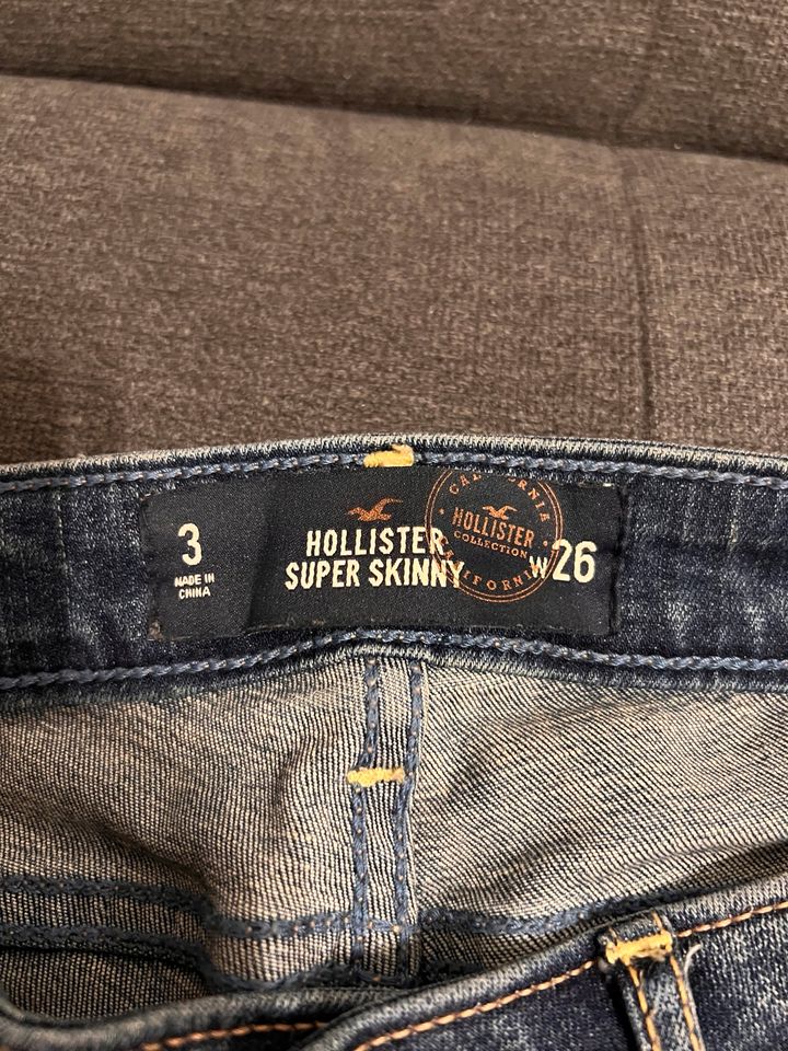 Hollister Supper Skinny Ripped Jeans Größe W26 in Berlin