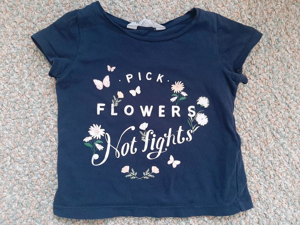 T-Shirt 98/104, H&M, dunkelblau, pick flowers not fights. in Wasserburg am Inn