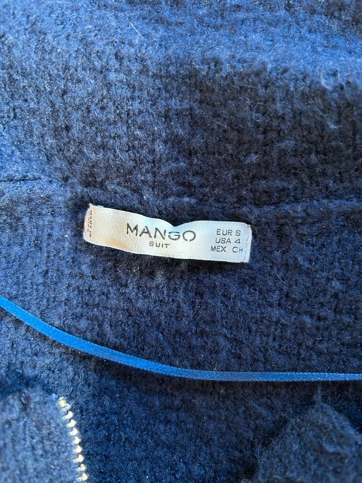 Blaue kuschelige Jacke von Mango in Baden-Baden