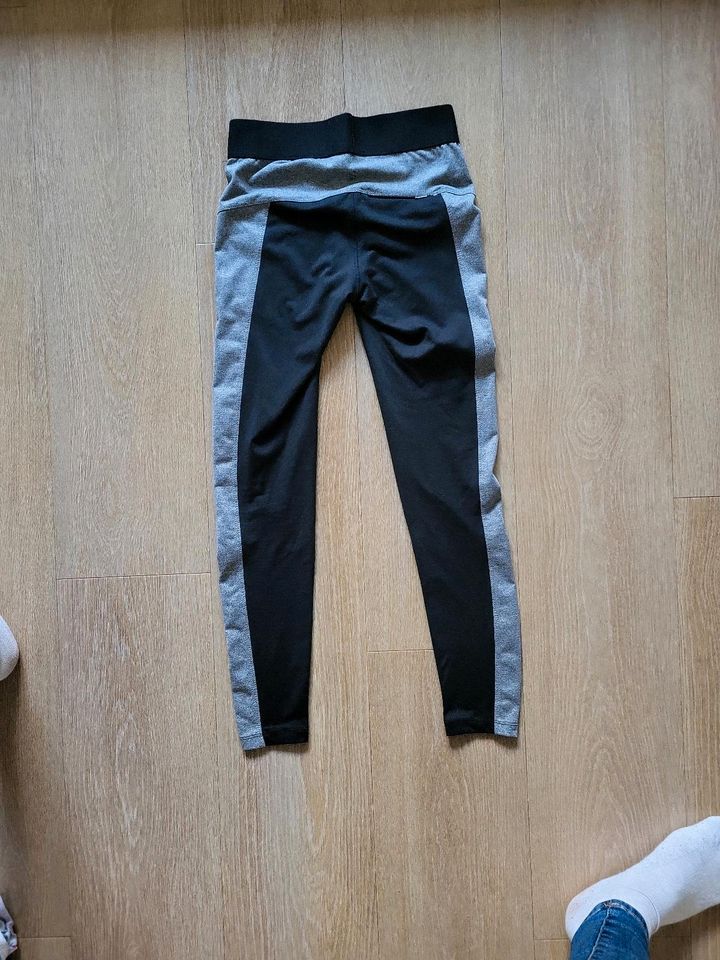 H&M Sportleggings Leggings grau schwarz Gr. XS in Radebeul