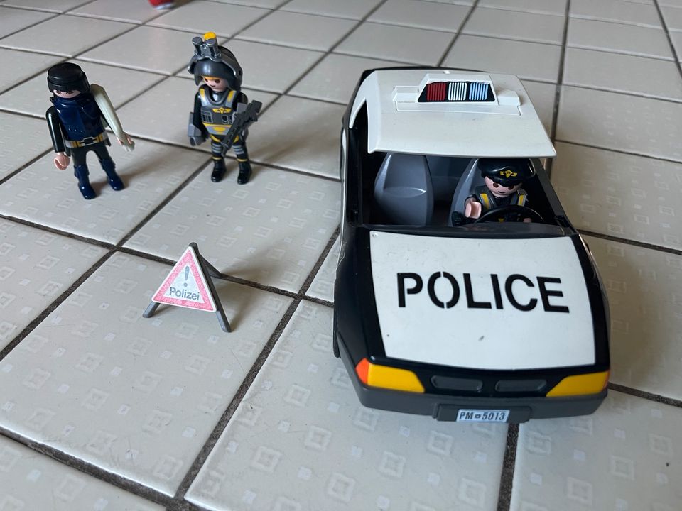 Playmobil Polizeiauto (Amerik. Modell) mit 2Polizisten und Dieb in Mannheim