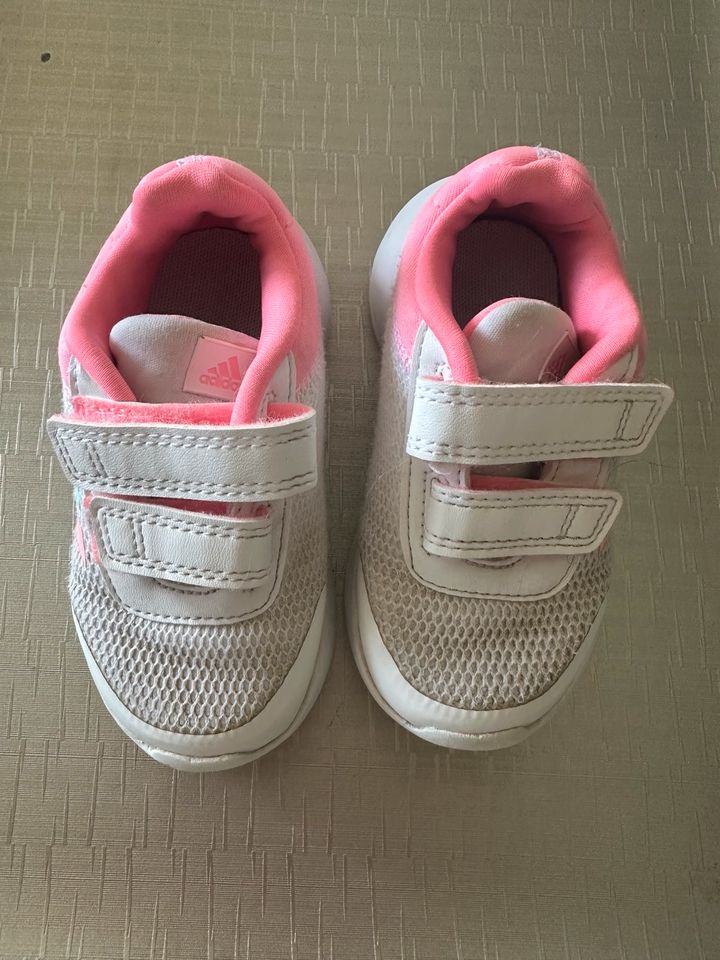 Adidas Mädchen Schuhe Größe 22 in Dorfen