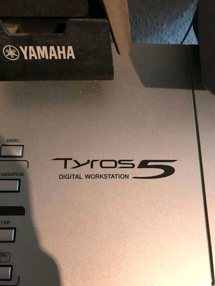 Digital Piano, Yamaha Tyros 5 + Speaker-Set - top Zustand :-) in Hofheim am Taunus