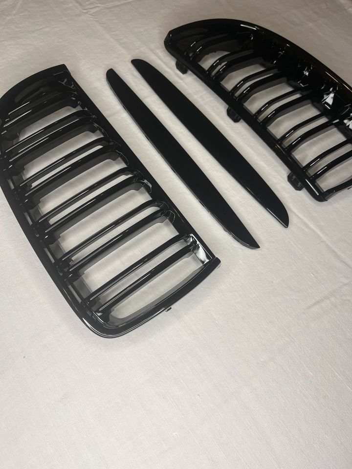 BMW 3er E90 E91 2004-2008 Nieren Grill GLANZ SCHWARZ Kühlergrill in Soltau