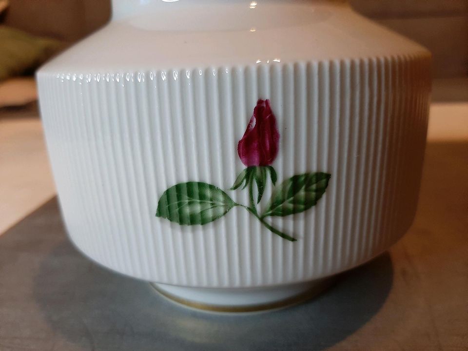 Keramik Vase mit Rosen und Goldrand in Bad Füssing