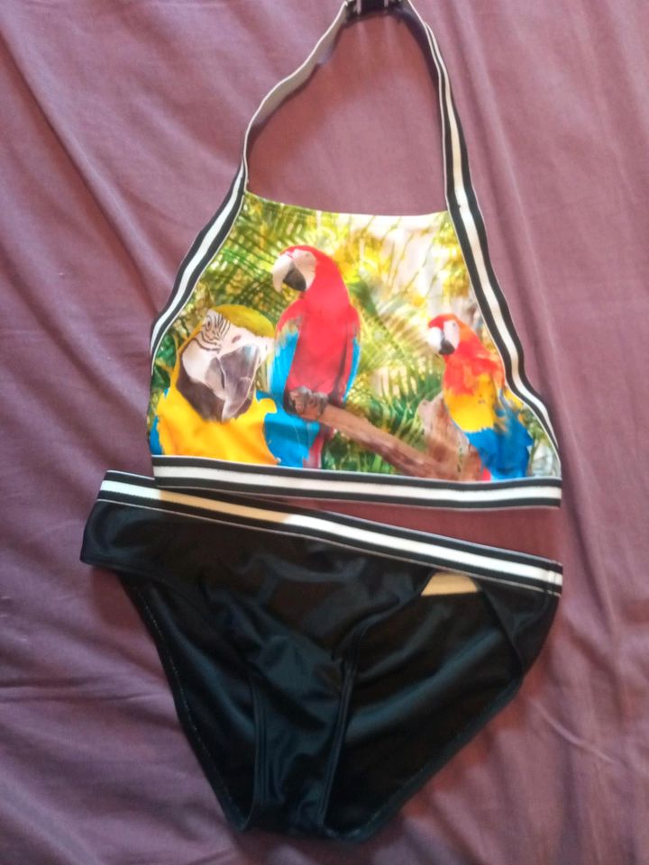 Bikini 2 tlg 170/176 schwarz Print Papagei in Werlte 