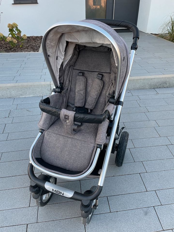 Kinderwagen der Marke MON in Assamstadt