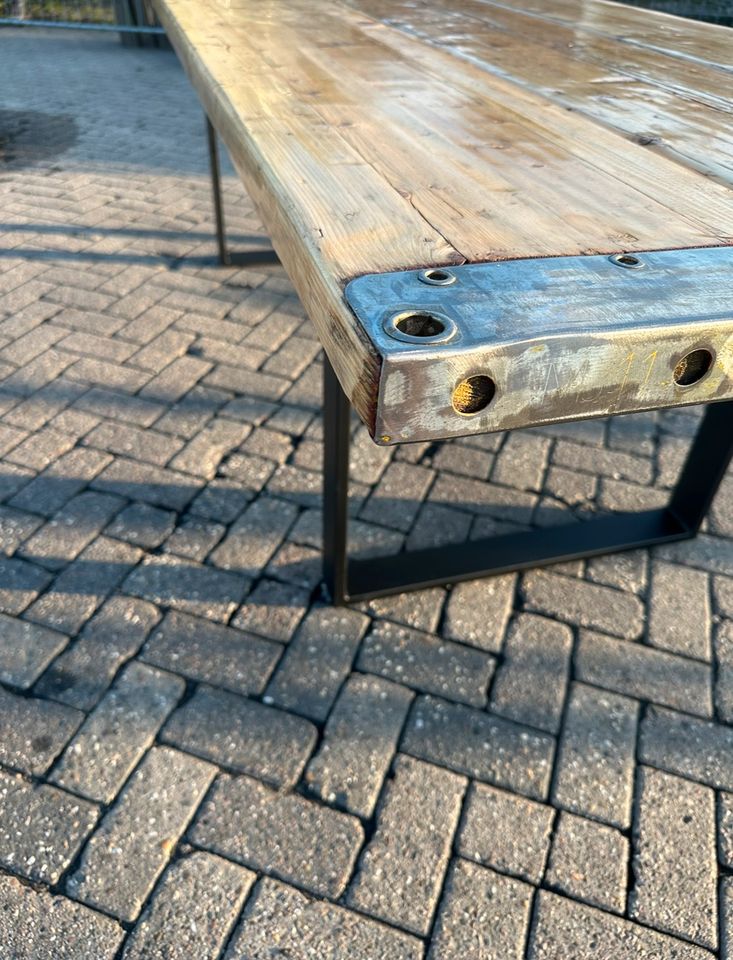 Gerüstbohlentisch Esstisch / Gartentisch aus Gerüstbohlen in Sande