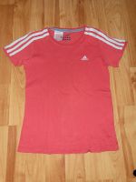 Adidas T-Shirt Gr 128 in rot guter Zustand Nordrhein-Westfalen - Steinfurt Vorschau