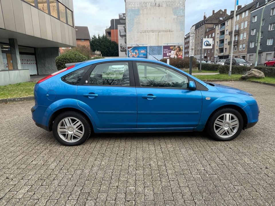 Ford Focus Lim. Ghia in Duisburg