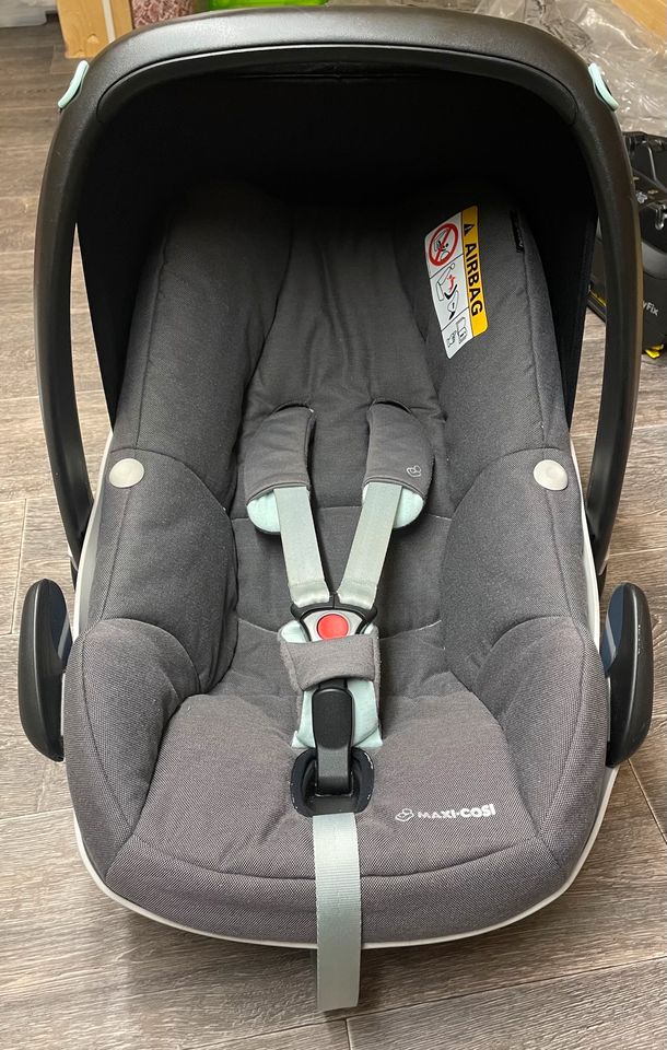 Maxi Cosi Pebble Plus mit Sitzverkleinerer & Sommerbezug in Ludwigsburg