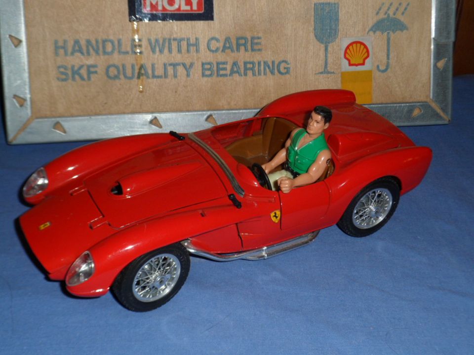 Diorama  Ferrari 1 : 18 in Vitrine und Figur  ;  mit Versand nur in Hattingen