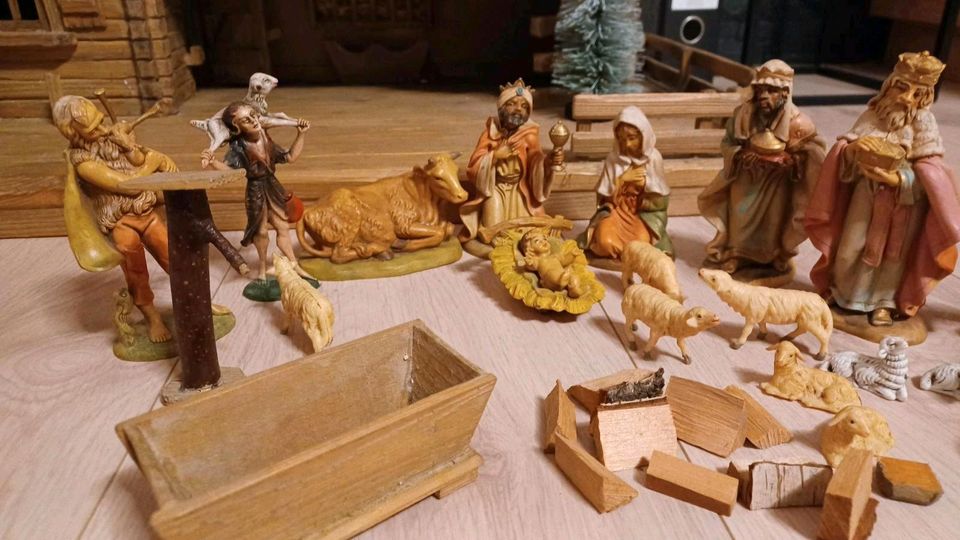 Krippe mit Beleuchtung,Handarbeit,Figuren aus Italien,Weihnachten in Bottrop