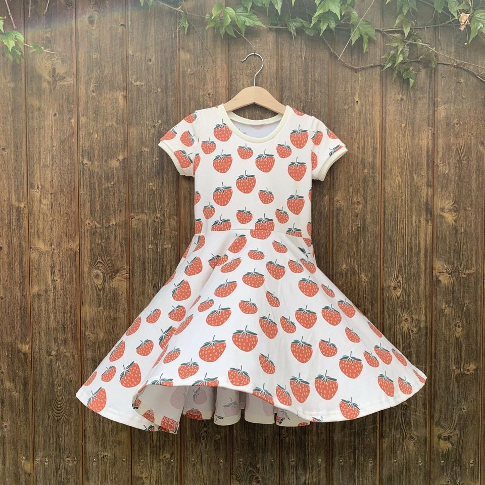 Bio Drehkleid Erdbeeren Kirschen Rosen Einhörner enjo/ 61€ in Nagold