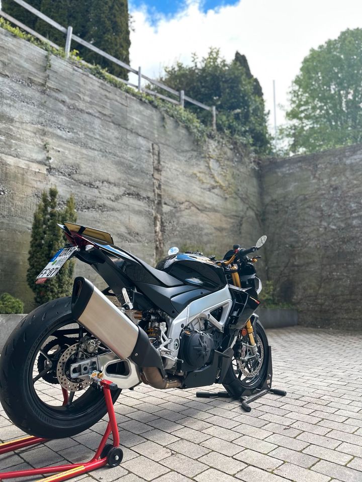 Aprilia Tuono 1100 V4 Factory, EZ 2022, Garantie 05/2026 in Bergkirchen