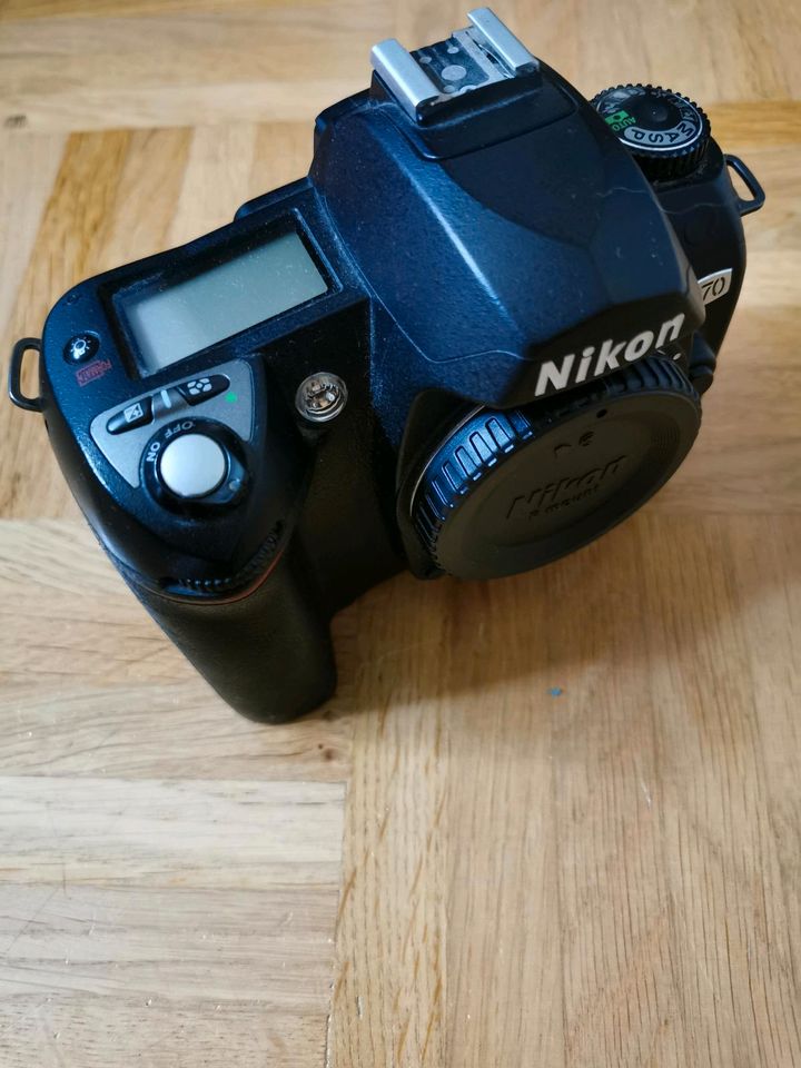 Nikon D70 Spiegelreflexkamera inkl. 2 Akkus, guter Zustand in Würzburg