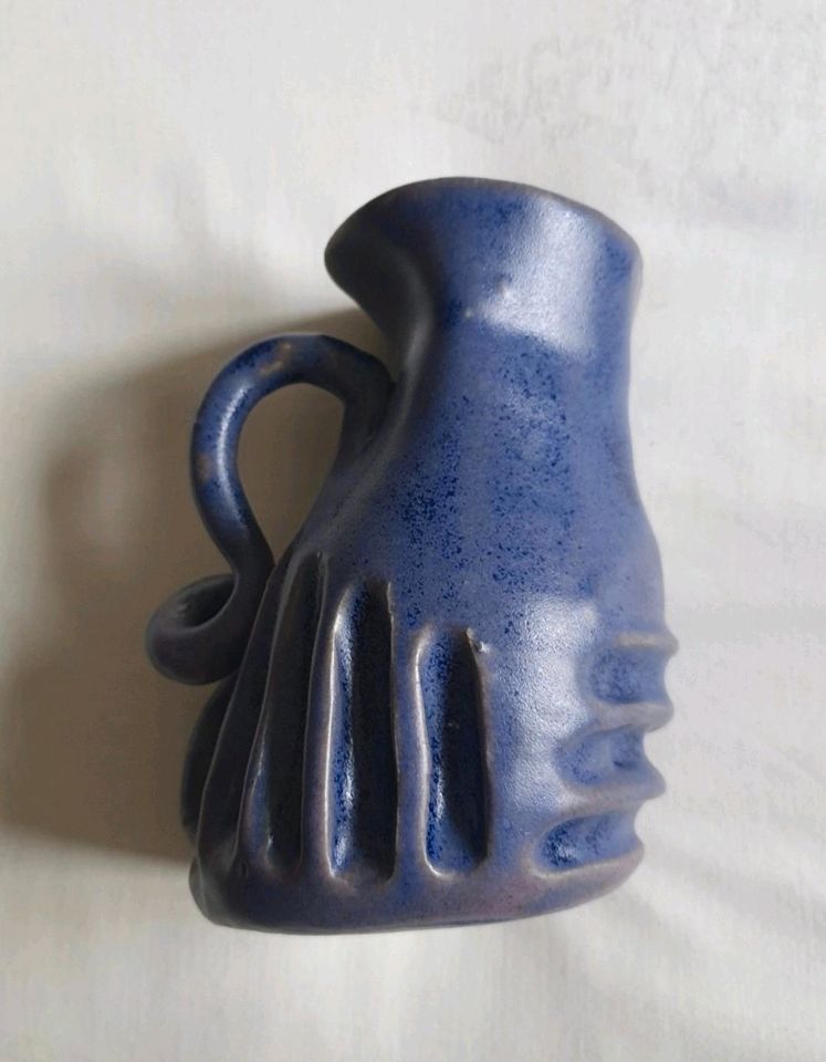 Jahrgang. Antike Keramik. Eine skurrile handgefertigte Vase in Bl in Erlangen