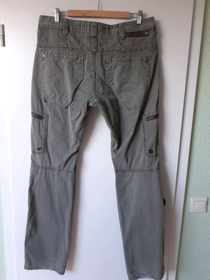 Timezone Herren Cargohose Gr. 33/34 in khaki in Bedburg-Hau